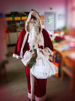 Der Nikolaus überraschte die Kinder Der Nikolaus überraschte die Kinder